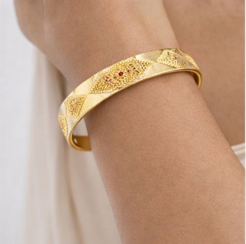 AGM Luxe Suvarna Motif Gold Bangle